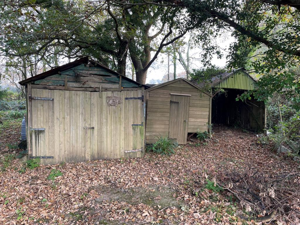 Lot: 112 - COTTAGE WITH GARDENS IN NEED OF UPDATING - Garage and storage buildings